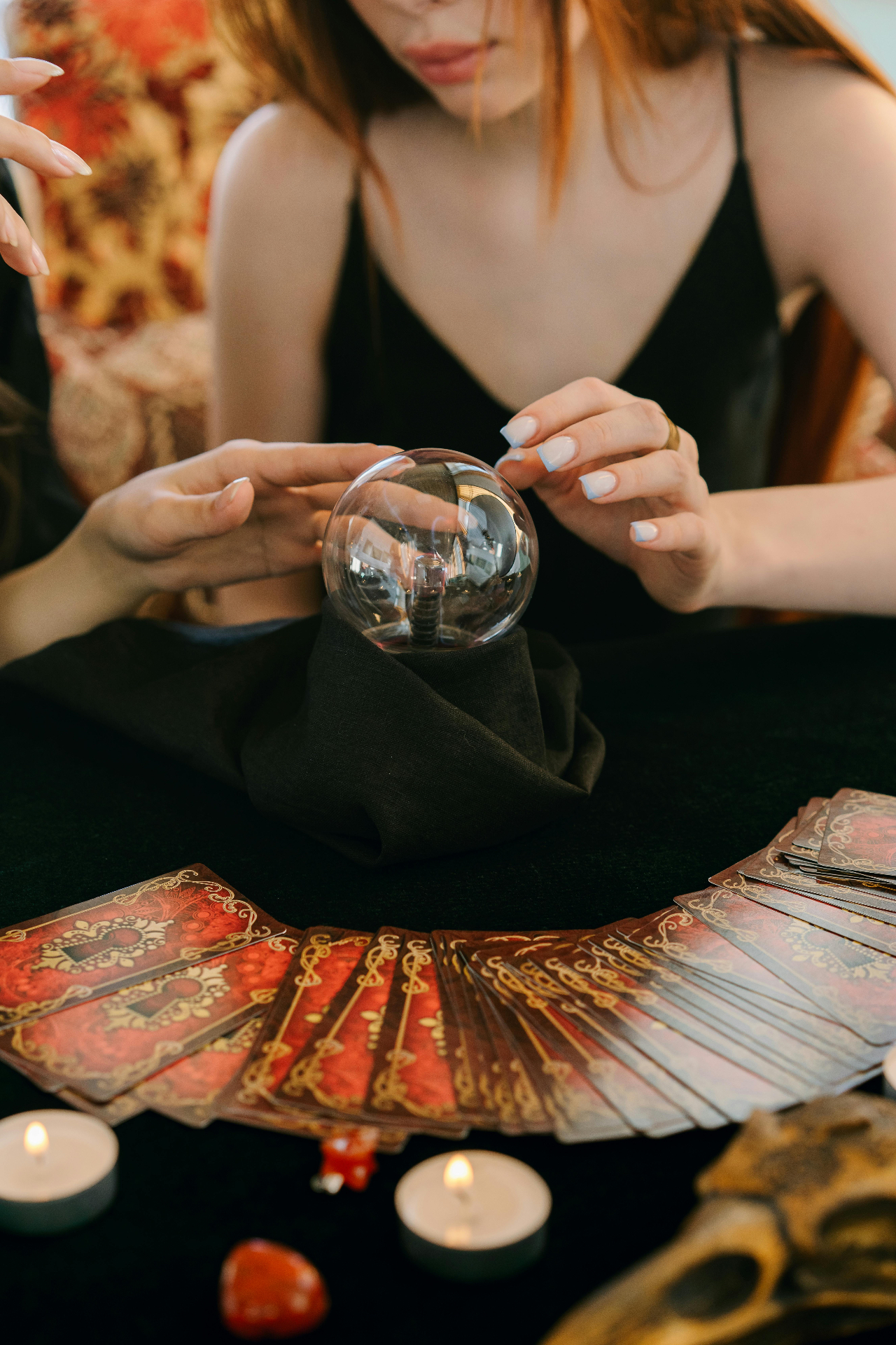 Bola de cristal e velas no consultório da Vidente Patrícia